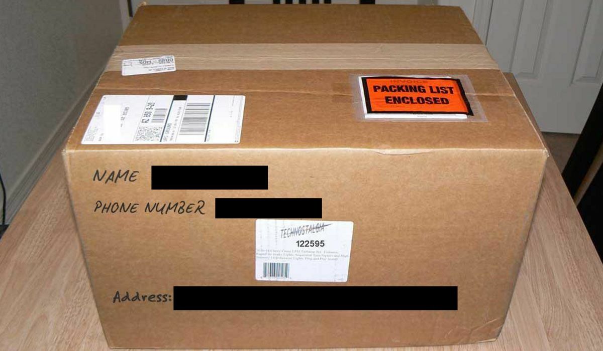Ein Paket was angeblich nicht durch den Zoll kommt wird bei einem Betrug eingesetzt - Betrugsmasche: Paket Zoll
