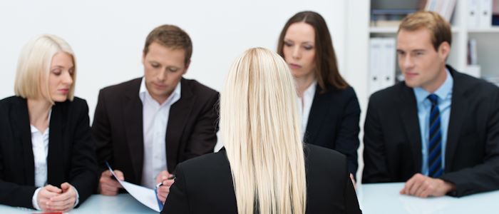 Frisierte Bewerbung? Detektive überprüfen Bewerber.