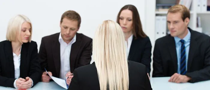 Frisierte Bewerbung? Detektive überprüfen Bewerber.