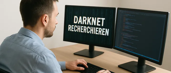 Ein Mann sitzt in einem Büro einer Privatdetektei an einem Schreibtisch und arbeitet an zwei Monitoren, auf denen Darknet-Recherchen und Programmcode zu sehen sind. Er tippt konzentriert auf einer Tastatur und nutzt die Bildschirme für seine Analyse.