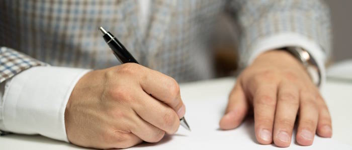 Nach der Vertragsunterzeichnung wird das Opfer zur Kasse gebeten.