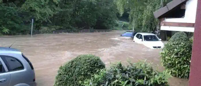 Detektiv findet sein Einsatzgebiet überschwemmt vor.