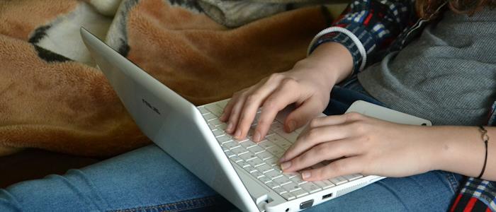 Detektive führen Internetrecherchen durch