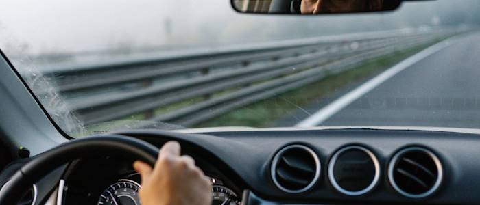 Detektive observieren Außendienstmitarbeiter beim Verdacht auf Arbeitszeitbetrug.