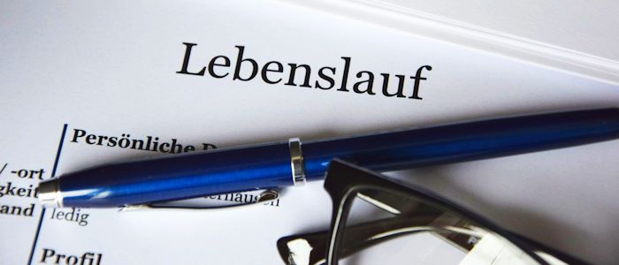 Detektive überprüfen die Daten von Bewerbern.