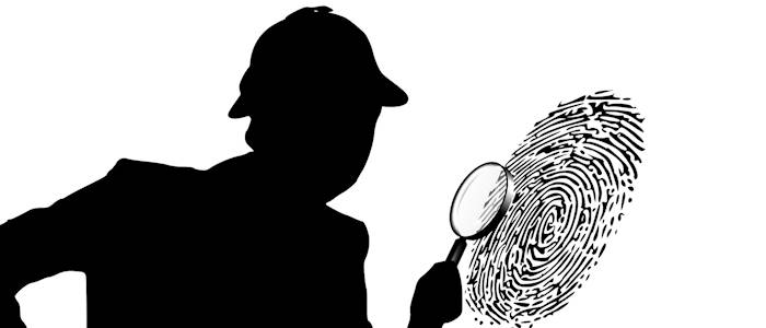 Spezialisten überprüfen Fingerabdrücke beim Verdacht auf Diebstahl in der Familie.