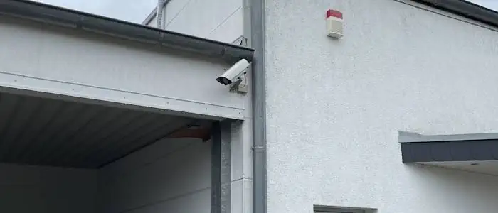 Kameras sichtbar oder versteckt helfen bei Diebstahl auf der Arbeit.