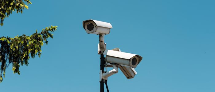 Wenn ein begründeter Verdacht auf eine Straftat wie Diebstahl oder Sabotage vorliegt, ist das heimliche Überwachen per versteckter Kamera am Arbeitsplatz erlaubt.