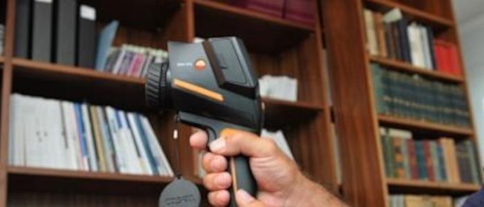 Einsatz von Hochleistungsdetektoren und Wärmebildtechnik bei einer Lauschabwehr und der Suche nach Abhörgeräten in Wohnungen und Büros.