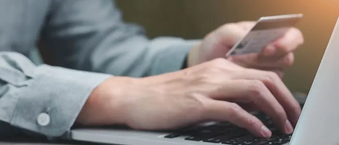 Fälscher verkaufen Plagiate im Internet.