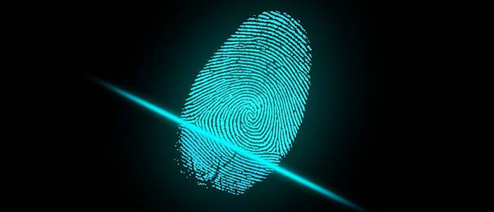 Spezialisten untersuchen anonyme Briefe auf das Vorhandensein von Fingerabdrücken.