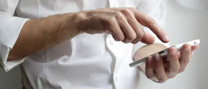 Ein Handy ist inzwischen ein unverzichtbares Werkzeug im Detektiv-Alltag