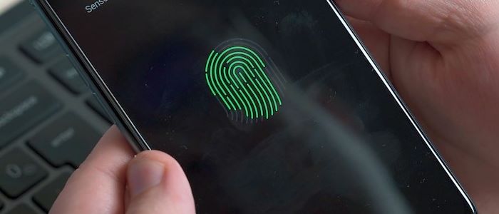 Untreue Partner sperren oft ihr Handy.