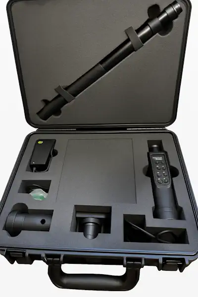 Non Linear Junction Detektor für Abhörgeräte im Einsatz im Firmenbüro