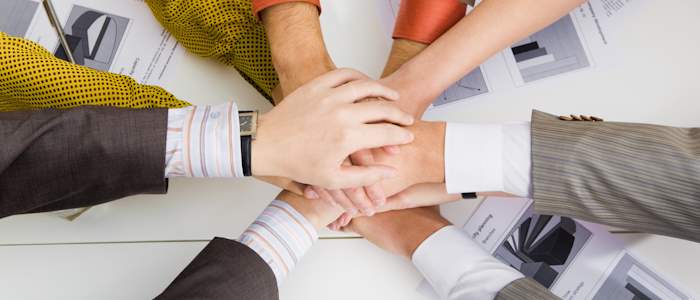 Detektive überprüfen Personen.