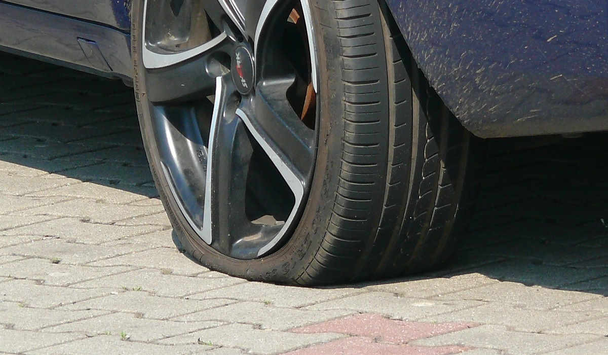 Zerstochene Reifen - Detektive helfen, den Übeltäter zu überführen