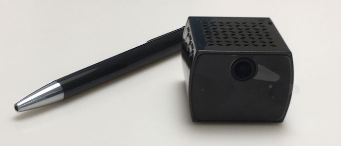 Minikamera mit einem Kugelschreiber zum Größenvergleich.