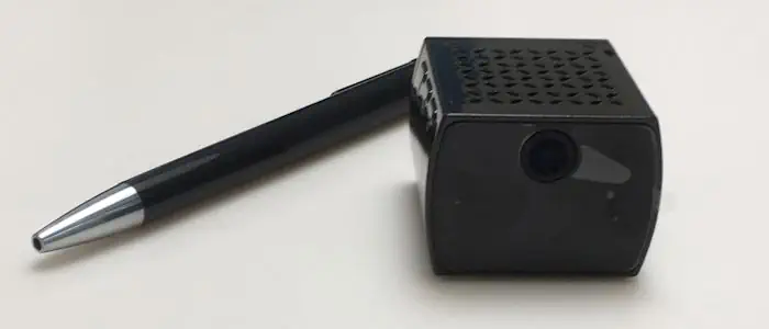 Minikamera mit einem Kugelschreiber zum Größenvergleich.