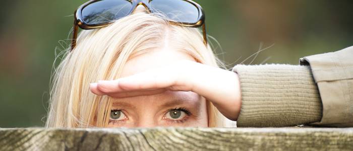 Große Detekteien können auch weibliche Detektive bei Bedarf einsetzen.
